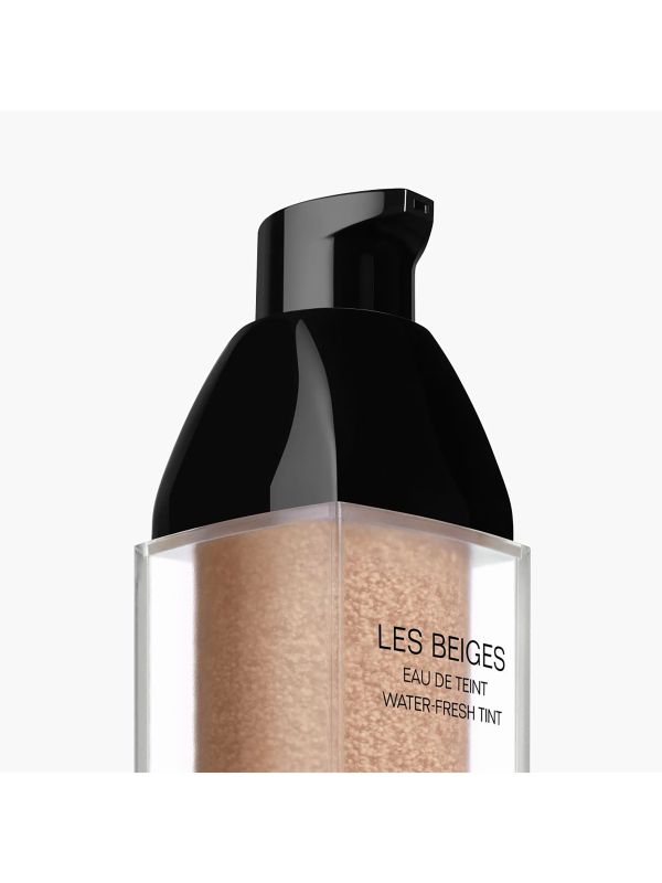 LES BEIGES EAU DE TEINT Eau de teint fraîche aux microbulles de pigments. Effet peau nue. Belle mine naturelle et lumineuse LIGHT, CHANEL