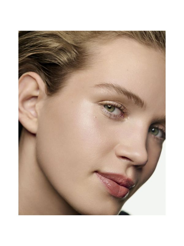 LES BEIGES FLUID-HIGHLIGHTER Enlumineur de teint effet irisé. Belle mine lumineuse visage et corps PEARLY GLOW, CHANEL