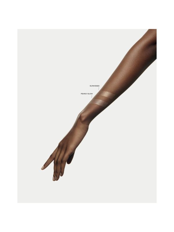 LES BEIGES FLUID-HIGHLIGHTER Enlumineur de teint effet irisé. Belle mine lumineuse visage et corps PEARLY GLOW, CHANEL