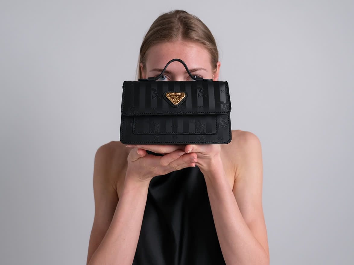 Das Schweizer Familienunternehmen MAISON MOLLERUS hat sich mit seiner Reisegepäckslinie, seinen Handtaschen und Kleinlederwaren international einen Namen gemacht. Das vielfältige Sortiment besticht durch sein charakteristisches, zeitloses Design. Edle, langlebige und elegante Accessoires von höchster Schweizer Qualität.
