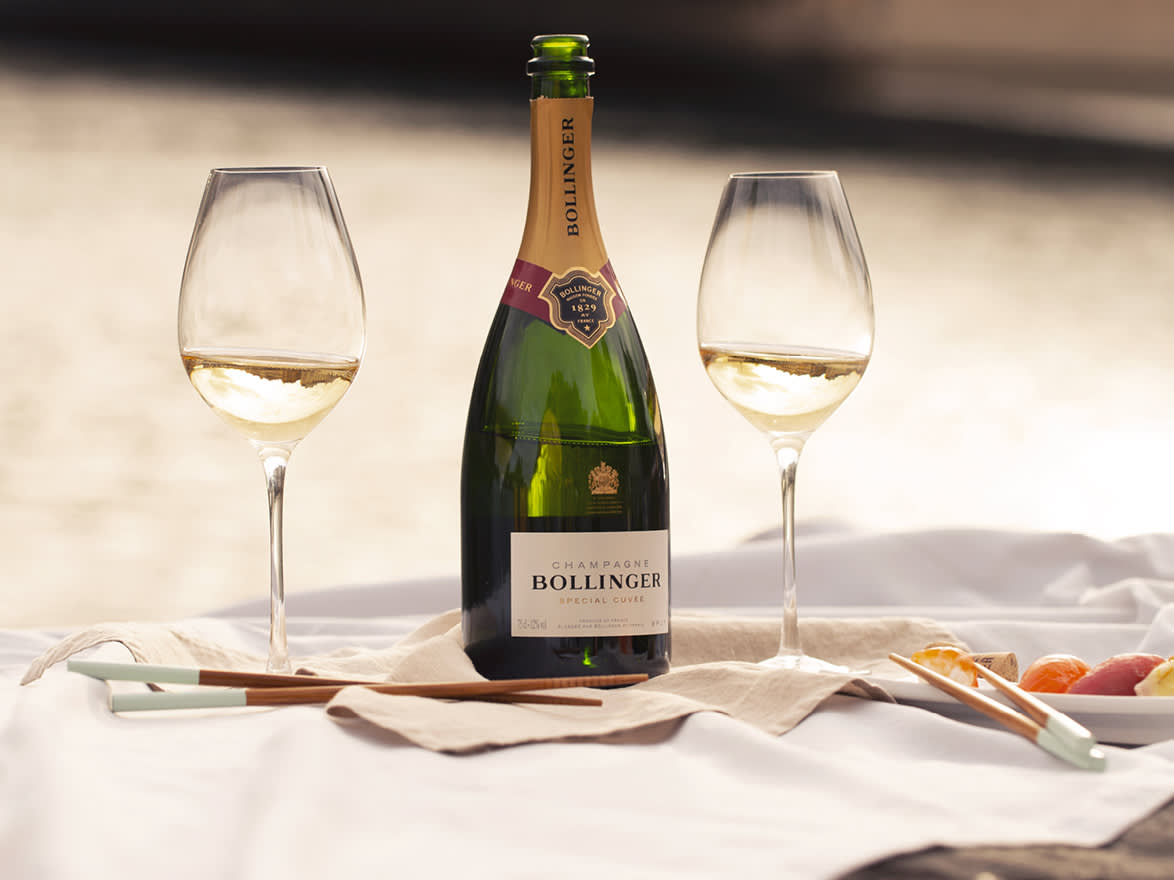 Die Wurzeln des Champagnerhauses Bollinger reichen bis ins 17. Jahrhundert zurück. Mit jahrzehntelanger Expertise vereint Bollinger die Leidenschaft für aussergewöhnliche Genussmomente. Entdecken Sie einen Hauch von Genuss und Luxus bei Globus.