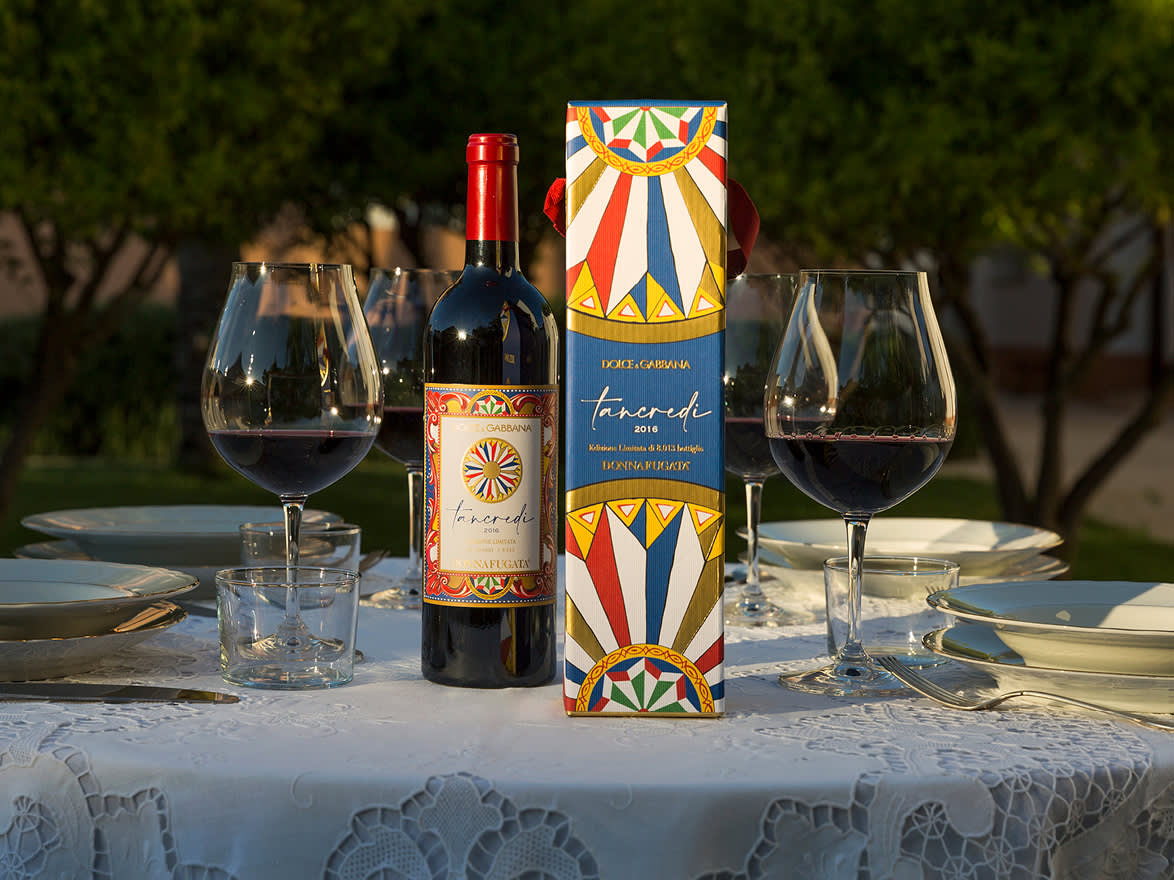 Die Modeschöpfer und Lifestyle-Gurus Dolce & Gabbana feiern mit ihrer Kollaboration mit dem Weingut Donnafugata grosse Erfolge, mit ästhetisch gestalteten Flaschen und köstlichen sizilianischen Weinen. Bekannt sind auch ihre Panettoni und Colombe aus der Zusammenarbeit mit Fiasconaro.