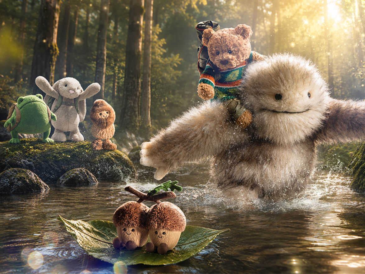 On ne peut que s’éprendre d’une marque dont le credo est «soft toy silliness»! Irrésistiblement doux et fabriqués durablement, les animaux en peluche et amis à câliner de la marque londonienne Jellycat sont incroyablement adorables et conçus pour rester des amis pour la vie. Et ils résistent également aux plus folles montagnes russes mousseuses dans le lave-linge.