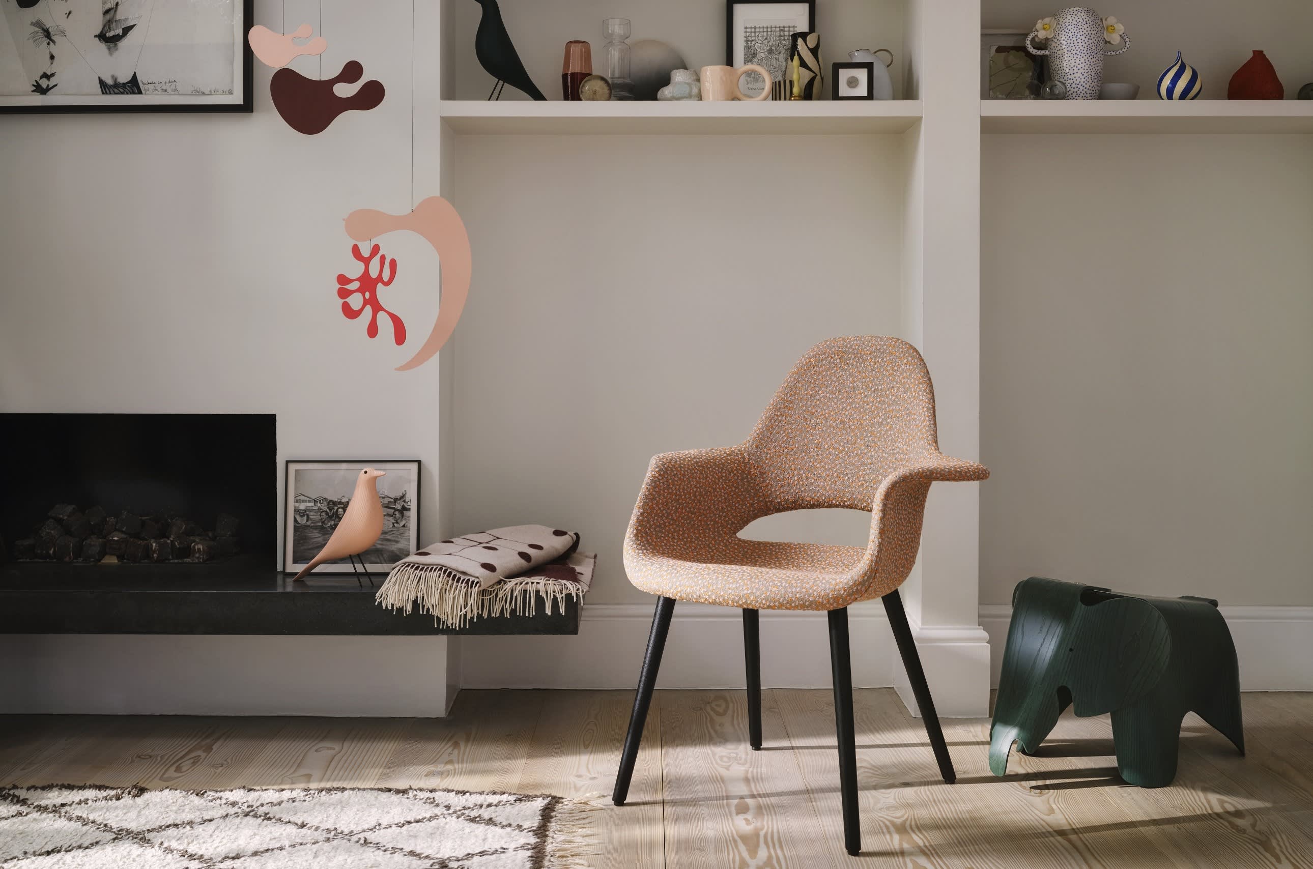 La maison est l'endroit où on peut être soi-même et chacun de ses objets est l'expression de notre personnalité. Chez Vitra, nous sommes adeptes de ce principe du collage - c'est-à-dire un mélange d'objets anciens et nouveaux, classiques, modernes, industriels et artisanaux. La Vitra Accessories Collection illustre cette conviction à travers une sélection rigoureuse de classiques intemporels et de créations contemporaines