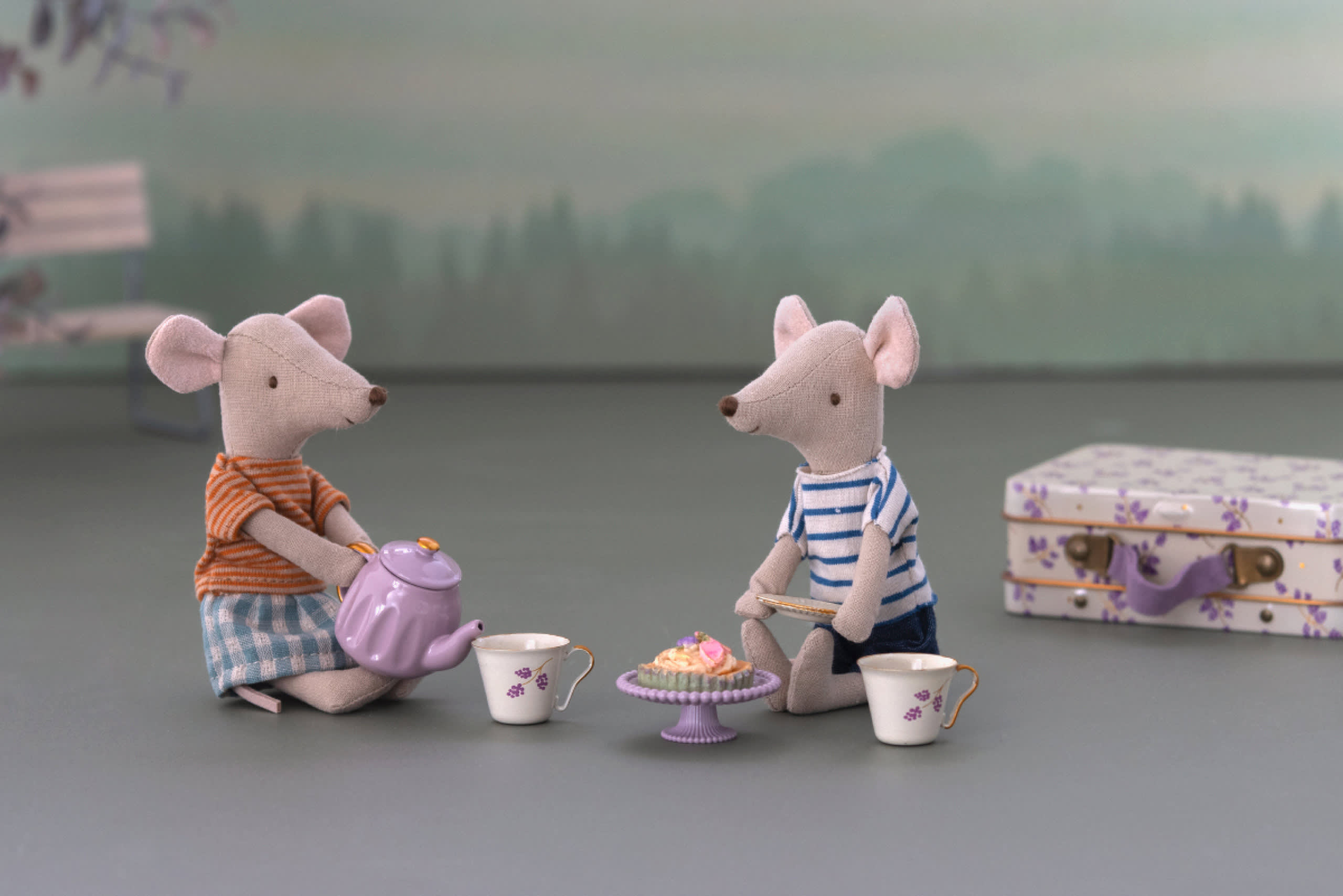 Bienvenue dans un univers où les souris dorment dans des boîtes d’allumettes et où les princesses papotent autour d’une tasse de thé: avec Maileg, marque danoise de jouets, les enfants peuvent laisser libre cours à leur imagination. Chaque détail leur inspirera de nouvelles histoires, de nouveaux rêves et de nouvelles séances de câlins.