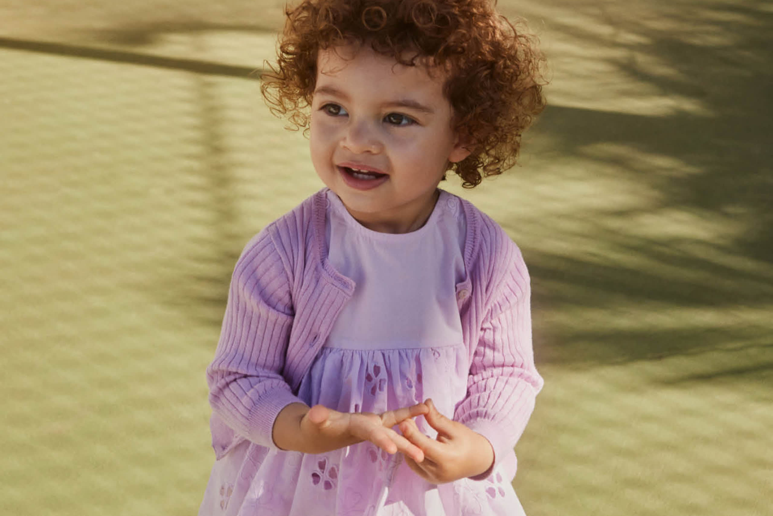 Molo n’a rien d’une usine de création de masse qui, en passant, produit des vêtements pour enfants. Dès le départ, le petit label implanté à Copenhague affichait une volonté clairement marquée, celle de rendre l’univers de la mode enfants encore plus bigarré, créatif et cool. Depuis 2003, la marque fournit aux enfants de 0 à 16 ans des pièces coups de cœur qui leur offrent une grande liberté de mouvement et leur permettent d’exprimer leur créativité et leur individualité à travers des vêtements aux imprimés originaux.