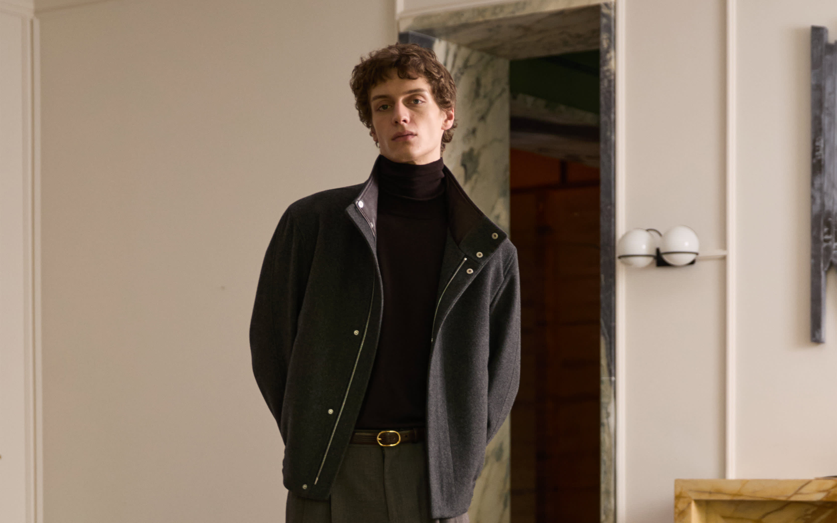 Depuis 1978, Lardini incarne l'art de la couture italienne à son plus haut niveau. C'est dans la région des Marches que naissent des collections haut de gamme de vêtements sur mesure et décontractés, alliant tradition et innovation. La fleur emblématique épinglée au revers symbolise la qualité « Made in Italy » sans compromis.