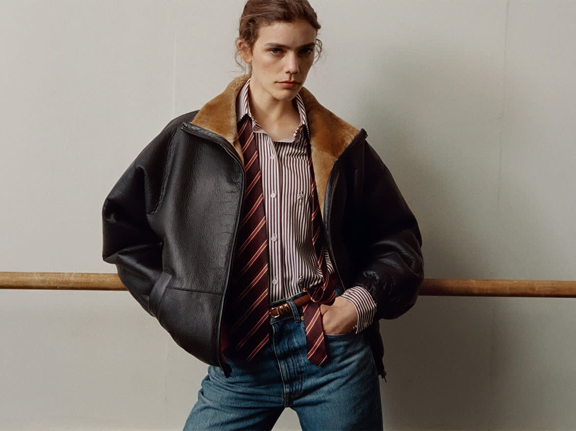 Pour l’Automne-Hiver 2026, SANDRO dévoile une campagne au sein de l’emblématique Opéra Comique, où héritage et expression contemporaine se rencontrent. Inspirée par l’univers de la danse et du savoir-faire artisanal, la collection associe coupes raffinées, mouvement fluide et élégance parisienne moderne.