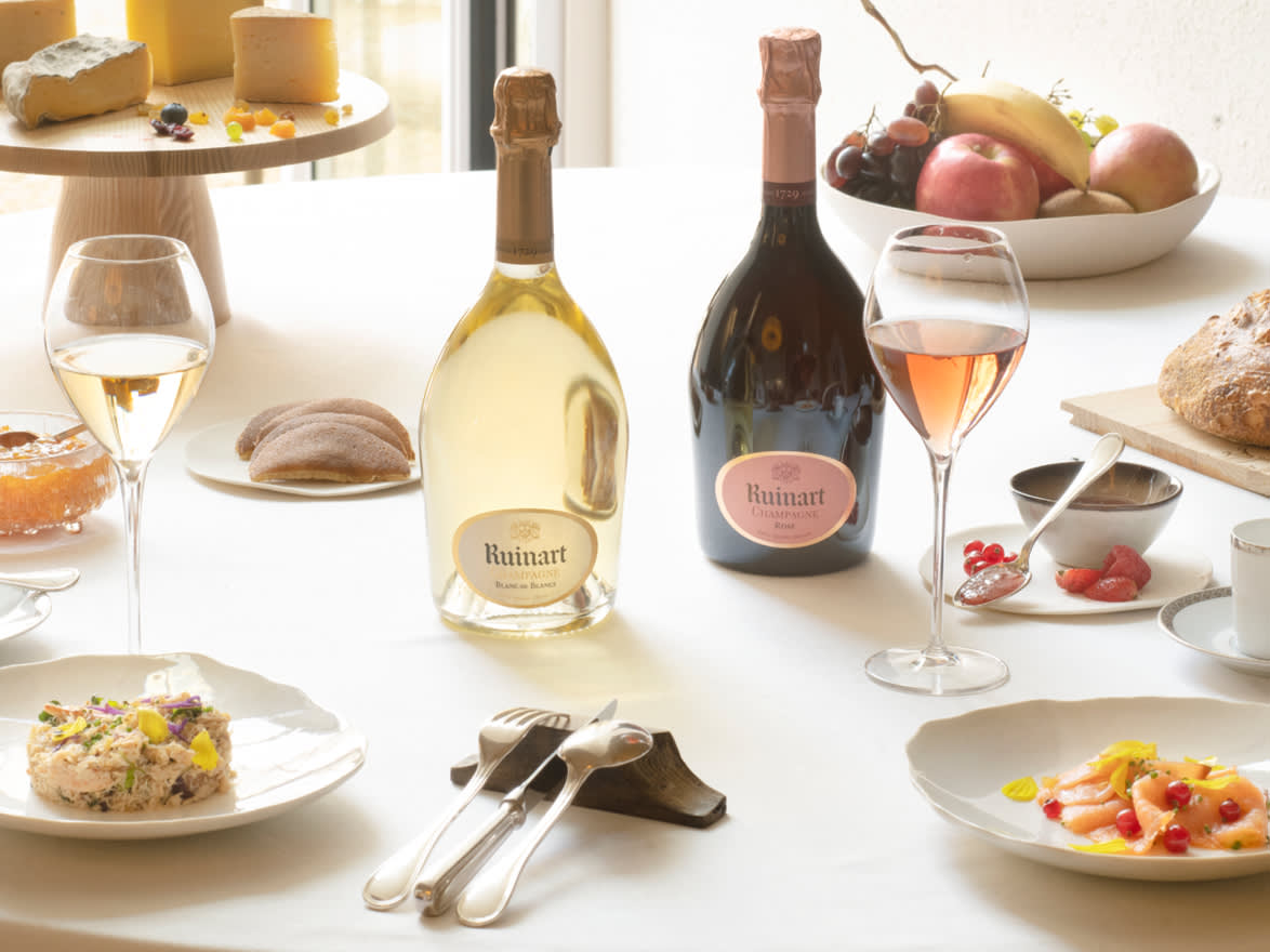 Ruinart, l’une des plus anciennes et prestigieuses maisons de champagne, incarne depuis 1729 la tradition et l’innovation. Elle est reconnue pour ses champagnes fins et complexes. Les crayères emblématiques – caves souterraines creusées dans la craie – offrent des conditions idéales de maturation et confèrent aux champagnes leur qualité inimitable.