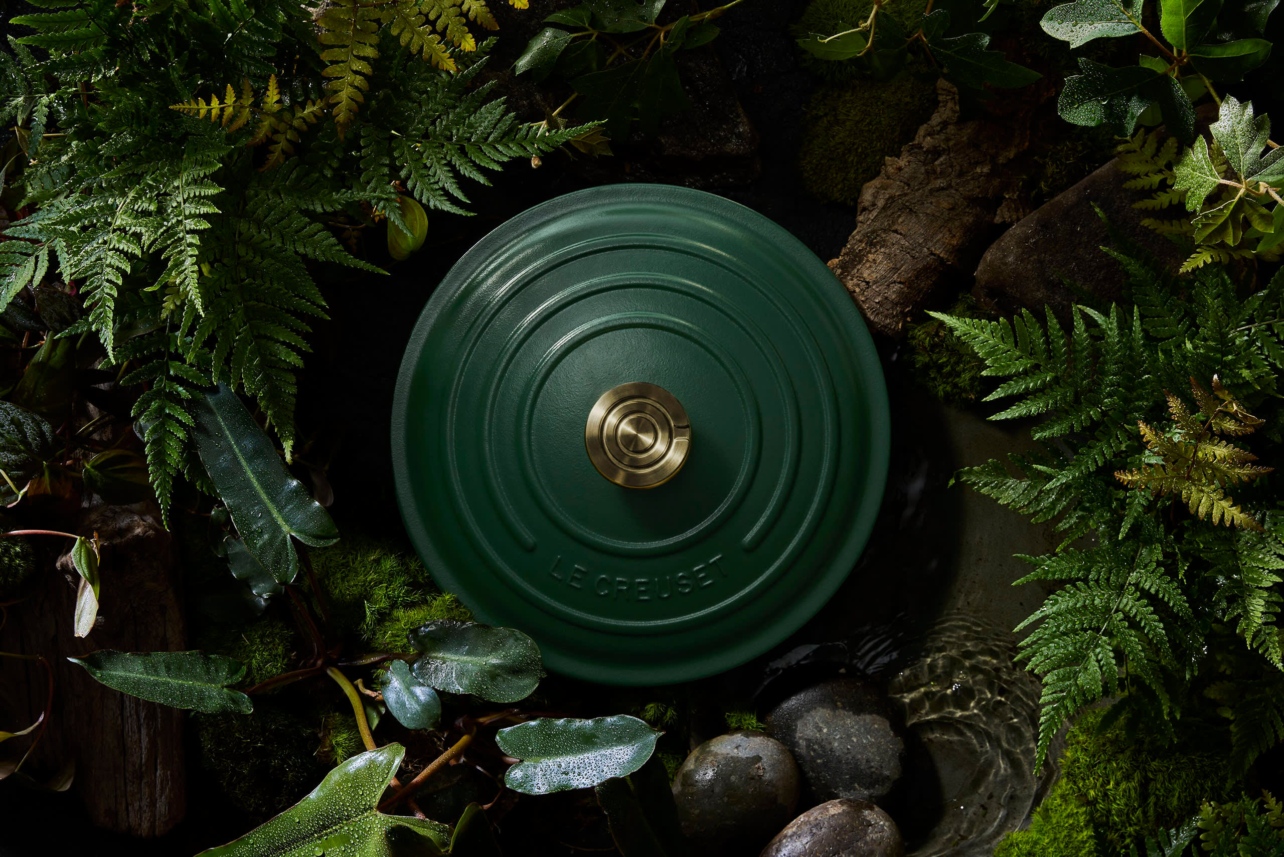 LDepuis plus de 90 ans, la marque traditionnelle française Le Creuset est synonyme de design, qualité et innovation. L’histoire, qui a débuté avec les idées de deux industriels belges, s’est concrétisée sous le nom Le Creuset, avec le succès qu’on lui connaît aujourd’hui. La première cocotte de couleur vive rouge-orangé fut produite au milieu des années 20. Aujourd’hui cette cocotte est exportée dans plus de 60 pays, où elle est devenue un véritable objet culte.