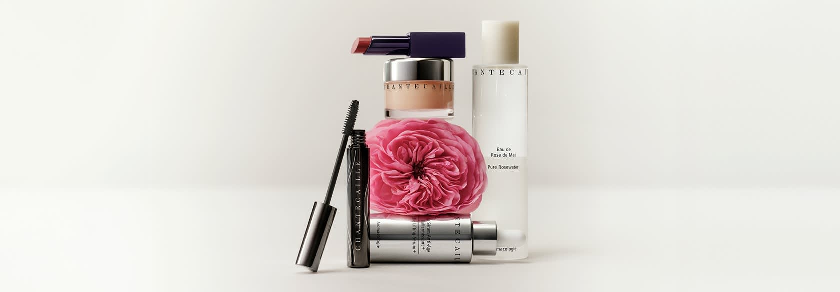 Chantecaille a été fondée il y a 25 ans par Sylvie et Olivia Chantecaille, pionnières de la beauté qui ont révolutionné l’univers des cosmétiques de luxe en créant des produits d’exception formulés à partir d’ingrédients d’origine végétale.
Aujourd’hui, Chantecaille est reconnue pour ses soins de la peau innovants et hautement performants, ainsi que pour ses collections de maquillage sophistiquées, créées avec une sensibilité résolument française.