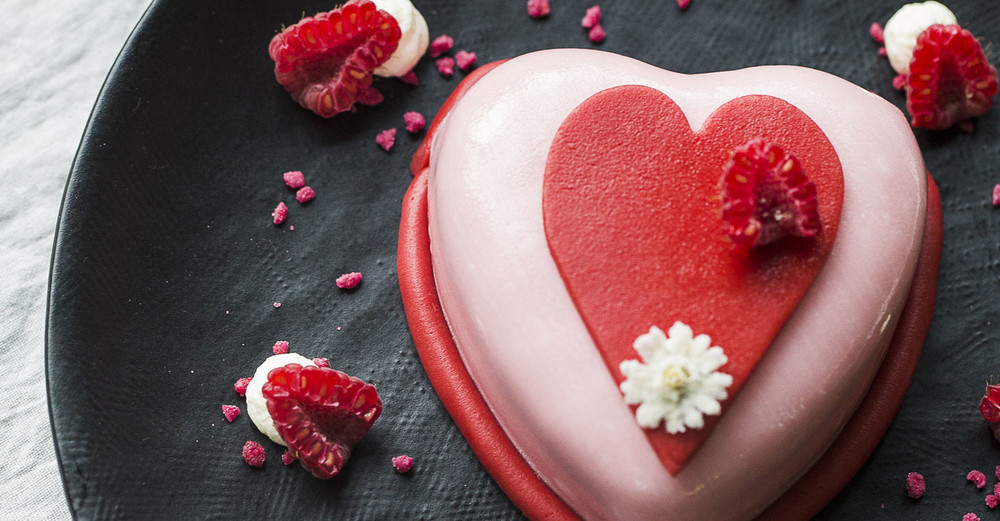 Valentinstag-Kuchen verzieren