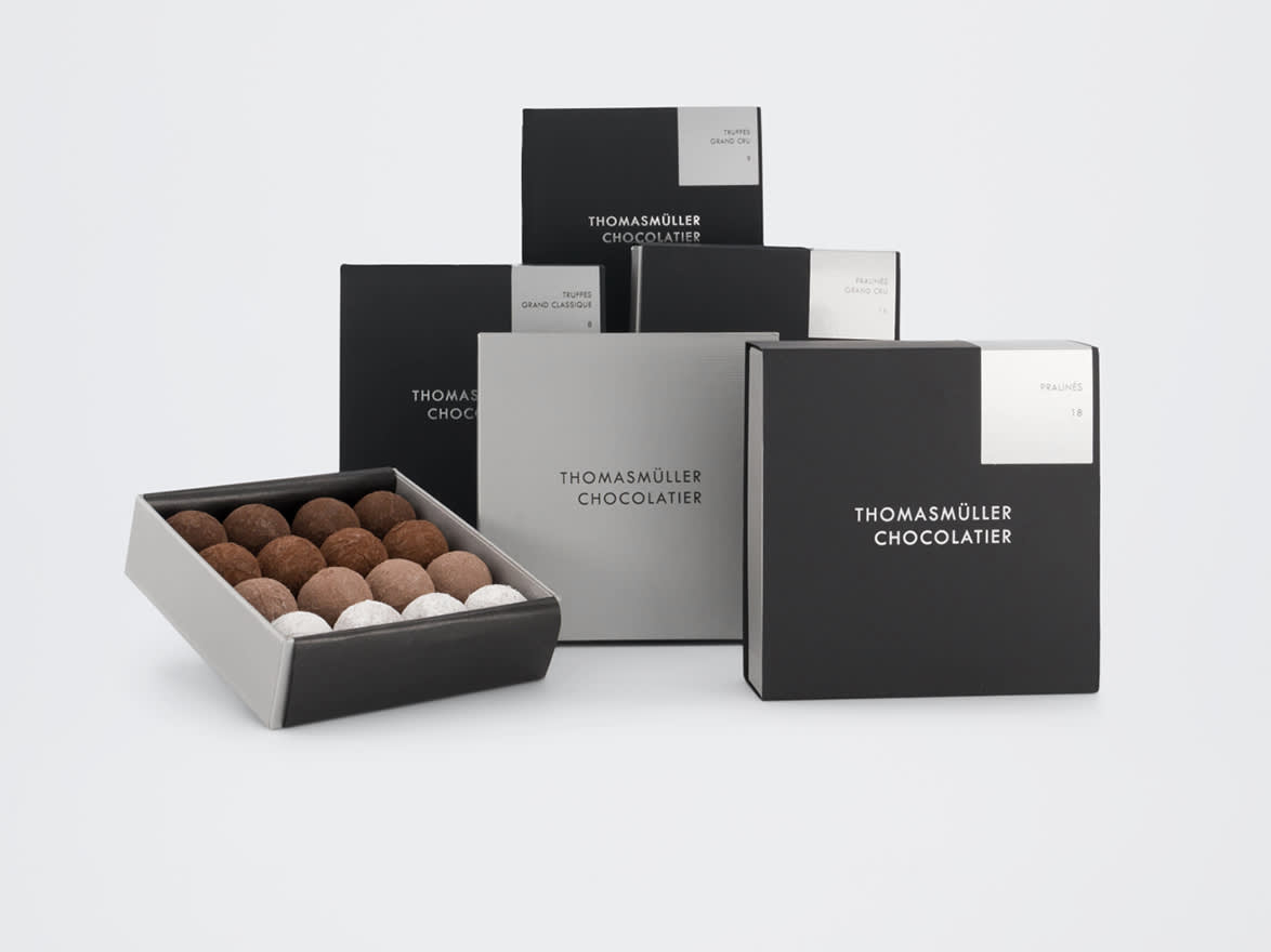 Les créations uniques du chocolatier de Schaffhouse, Thomas Müller, sont toutes fabriquées à la main avec le plus grand soin à partir du chocolat le plus raffiné. La philosophie de Thomas Müller est simple : « Ce n’est qu’avec les meilleurs ingrédients que l’on peut créer des créations exquises. » Ses délices se veulent surprenants, uniques et empreints de pur plaisir.