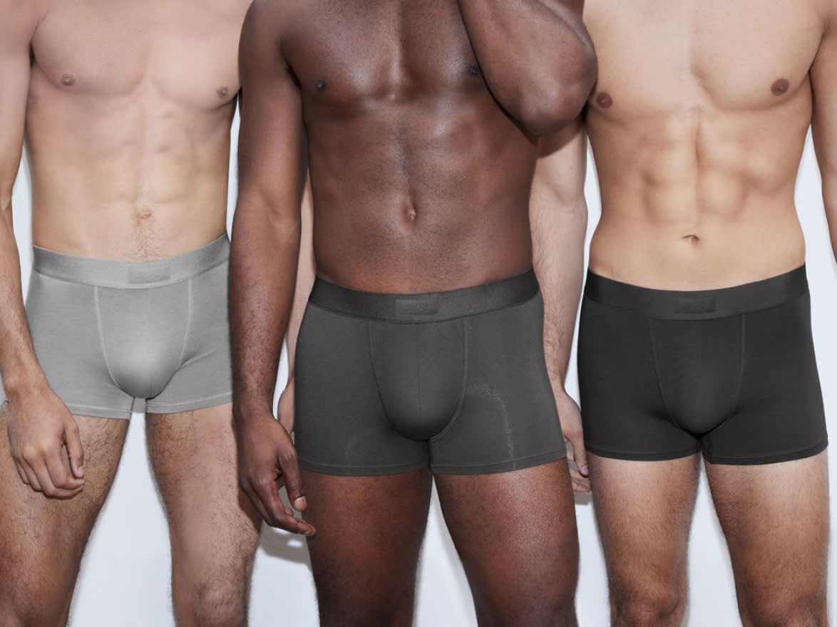 SKIMS Men a été créé en 2023 avec des sous-vêtements et des basiques conçus pour un maximum de soutien, de performance et de récupération. Des boxers les plus doux, qui ne perdent jamais leur forme, aux débardeurs et t-shirts les plus confortables, la première couche ultime commence avec SKIMS Men.