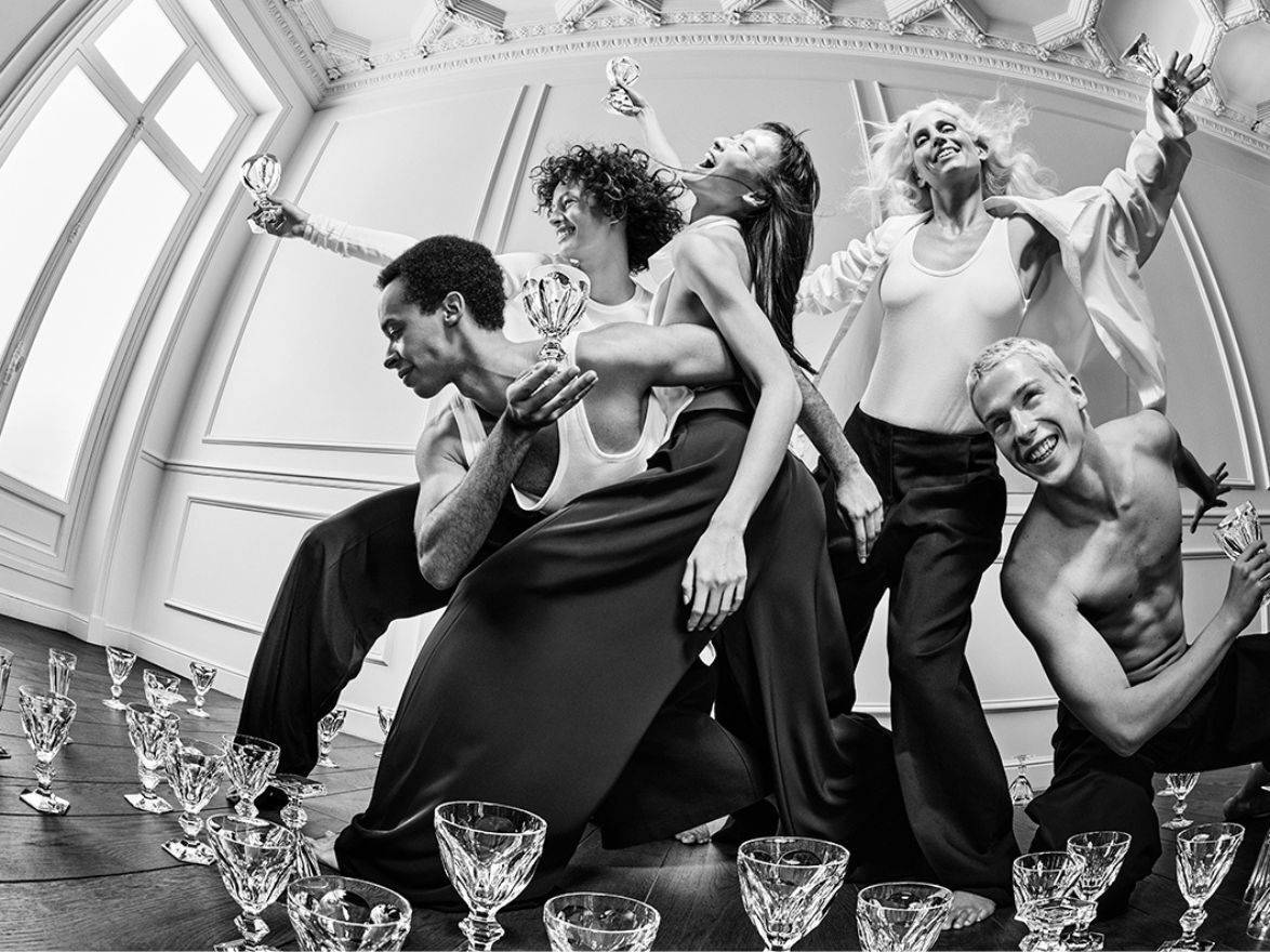 Baccarat incarne l'art de vivre français par excellence à travers le regard et le savoir-faire d'une maison du cristal. Un héritage né en 1764, qui continue de définir les codes de l'élégance contemporaine. Animée par un esprit créatif libre, la Maison célèbre les contrastes : tradition et innovation, précision et rébellion, minimalisme et extravagance. Chaque création rassemble les gens et célèbre l'émotion, illuminant chaque instant d'un éclat unique. La vie a meilleur goût avec Baccarat.