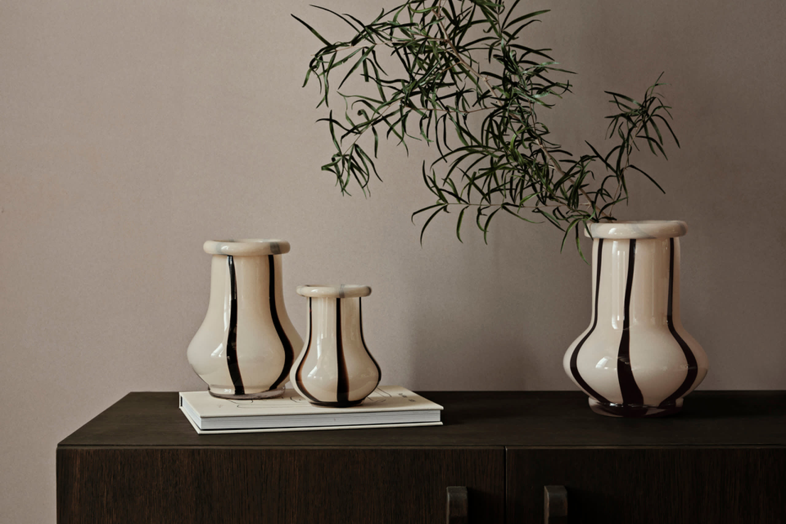 La palette de couleurs: tendre et naturelle. Les designs? Épurés et scandinaves. Le bénéfice pour notre habitat? Infini. Rien d’étonnant, donc, au fait que tout Instagram soit en adoration devant les accessoires d’intérieur Ferm Living, marque danoise née en 2005, qui séduit par ses formes douces et son effet «hygge».