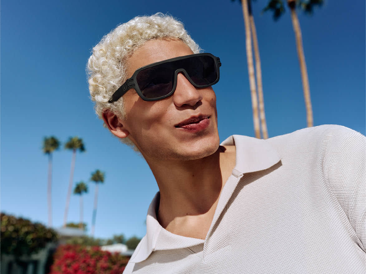 Bei Sunglass Hut dreht sich alles um Sonnenbrillen mit Aussage. Internationale Designerlabels, zeitlose Klassiker und aktuelle Trends kommen hier zusammen. Eine kuratierte Auswahl verwandelt jedes Modell in mehr als ein Accessoire – Ausdruck von Stil, Haltung und Persönlichkeit.
