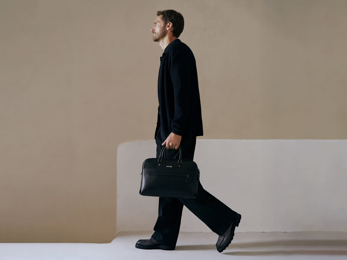 Un style intemporel qui s’adapte à toutes les occasions : Lottusse est l’histoire d’une famille espagnole transmise de génération en génération, et qui se manifeste sans cesse à travers un artisanat des plus raffinés. Fondée en 1887 dans le petit village majorquin d’Inca par le maître cordonnier Antoni Fluxà, Lottusse s’est développée au fil des décennies pour devenir un atelier de chaussures et une marque de référence, désormais incontournable dans l’industrie mondiale de la chaussure.