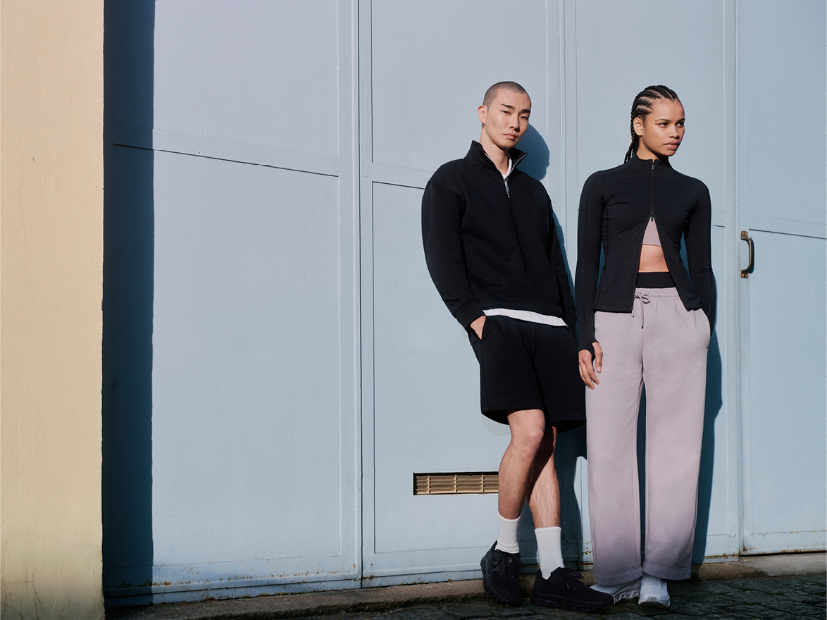 Il était une fois trois amis qui voulaient révolutionner les sensations des joggeurs. La marque suisse On Running ne se contente cependant pas de concevoir des chaussures de course exceptionnelles: ses tenues de sport et de loisirs au design intelligent contribuent, elles aussi, à renouveler sans cesse notre bonheur d’être en mouvement. 